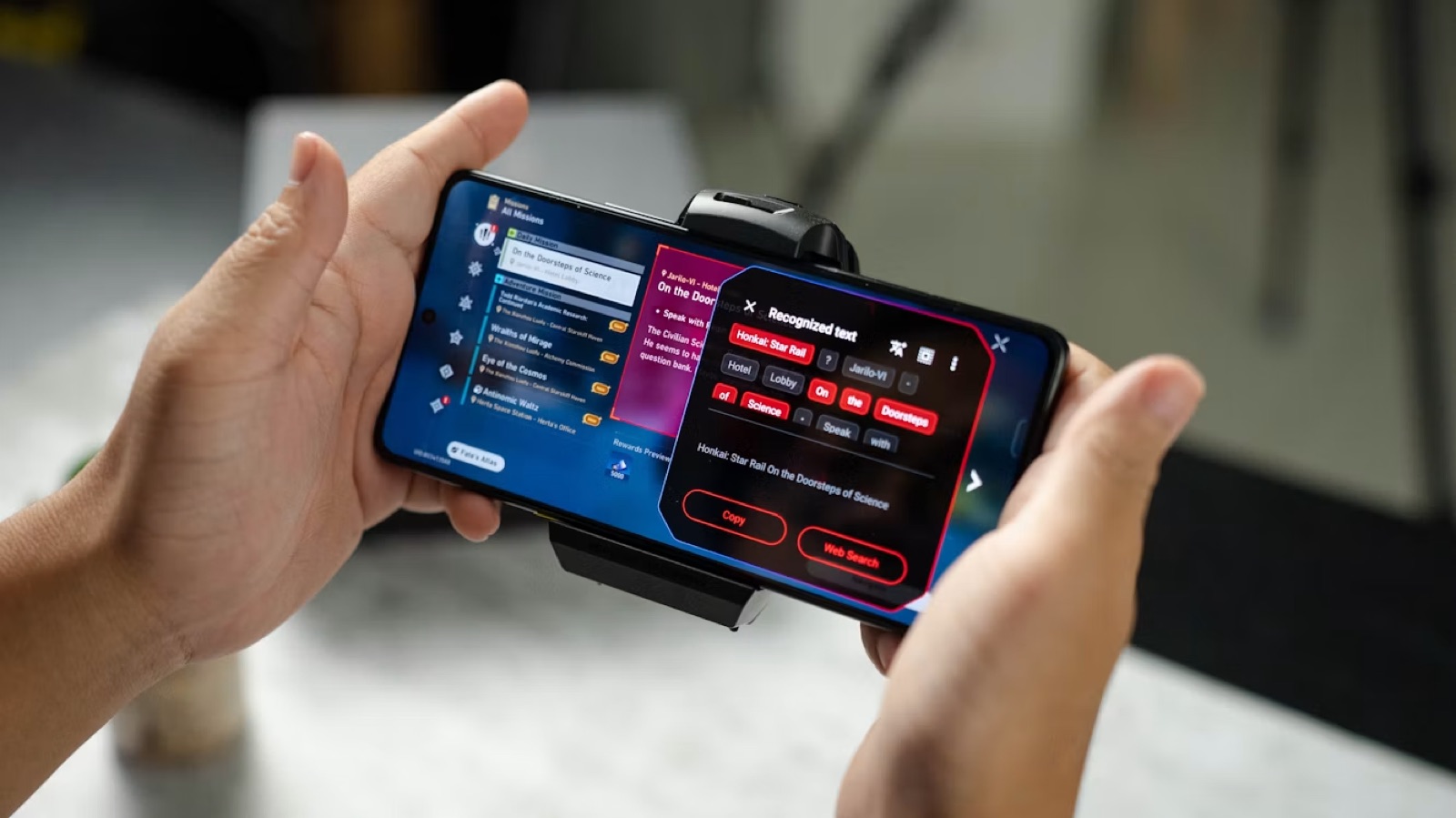 Pessoa segurando um smartphone gamer na horizontal com um jogo na tela